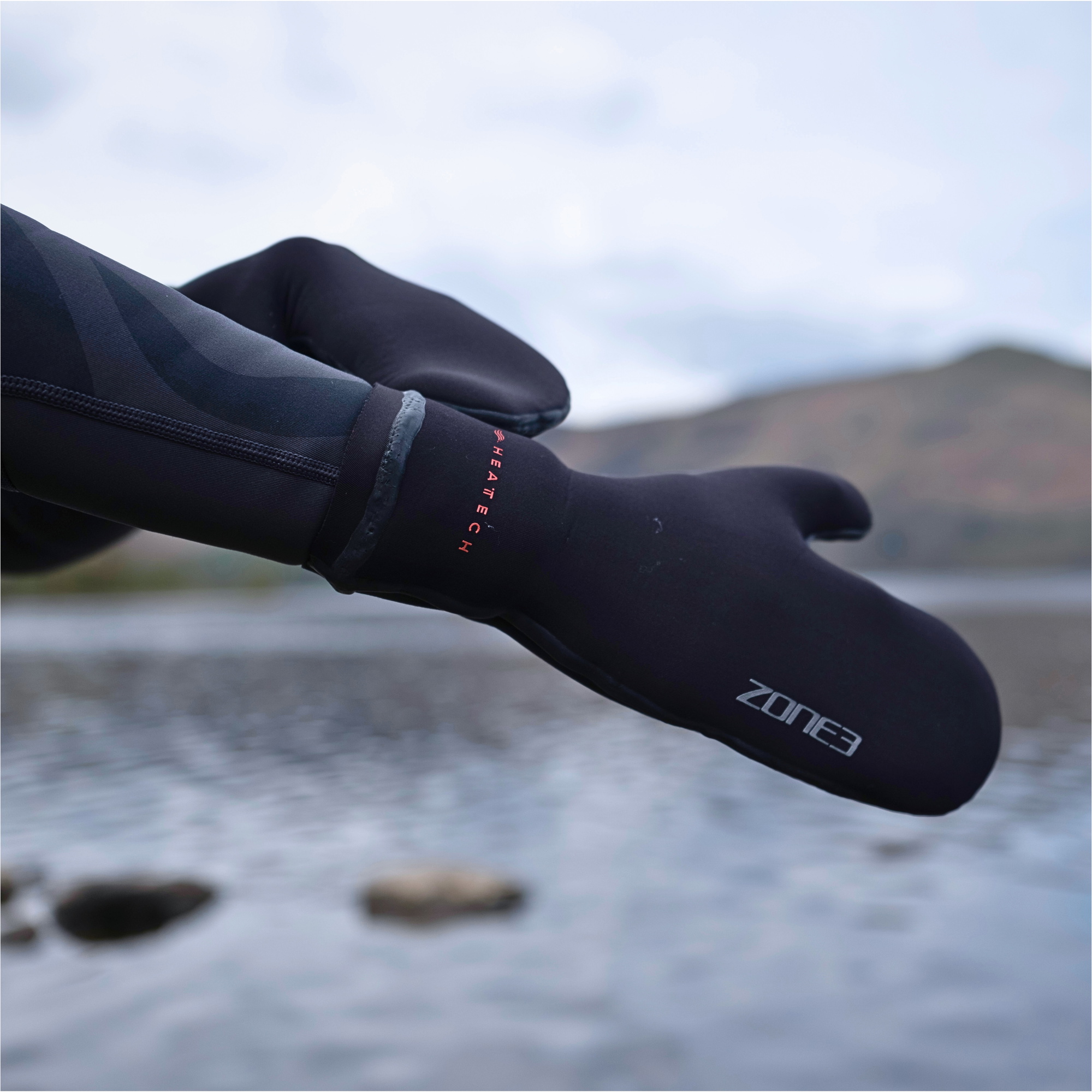 2026 ZONE3 Thermo Tech Warmth Swim Mitts NA24UHTM101 - Black / Silver / Red